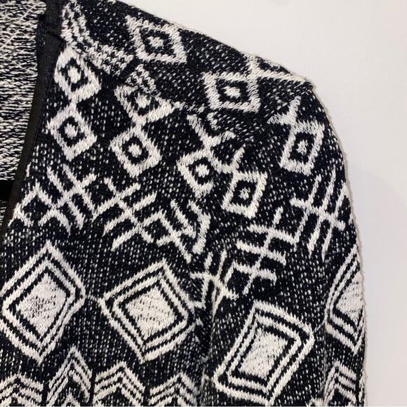 Forever 21 Black and White Aztec Tribal Print Open Cardigan Sweater Size Small - Picture 3 of 4